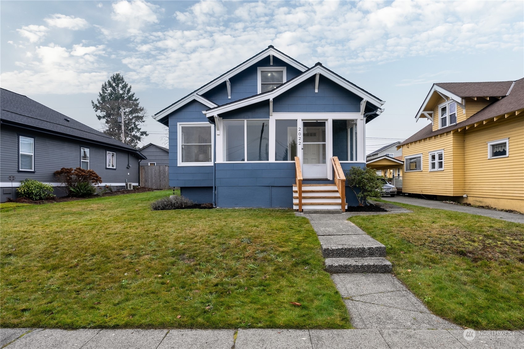 Property Photo:  2022  Baker Avenue  WA 98201 