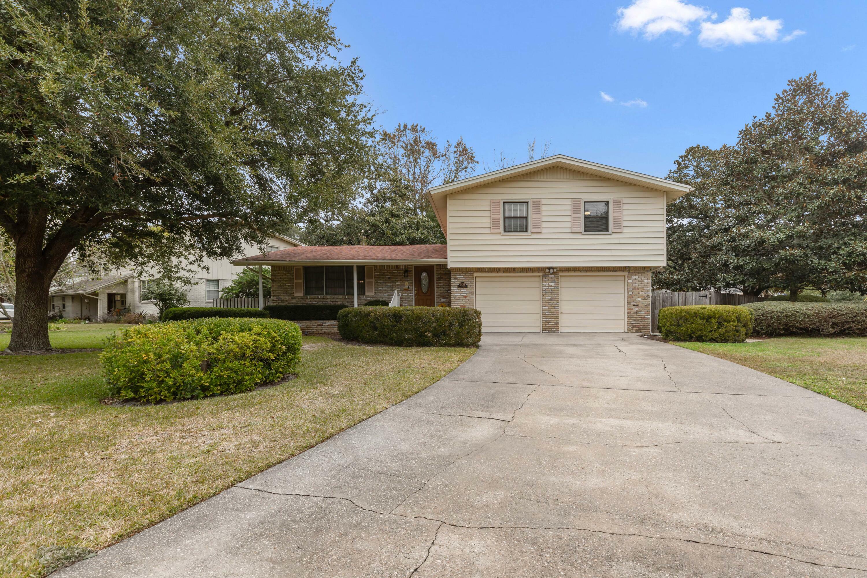 Property Photo:  600 NE Country Club Avenue  FL 32547 