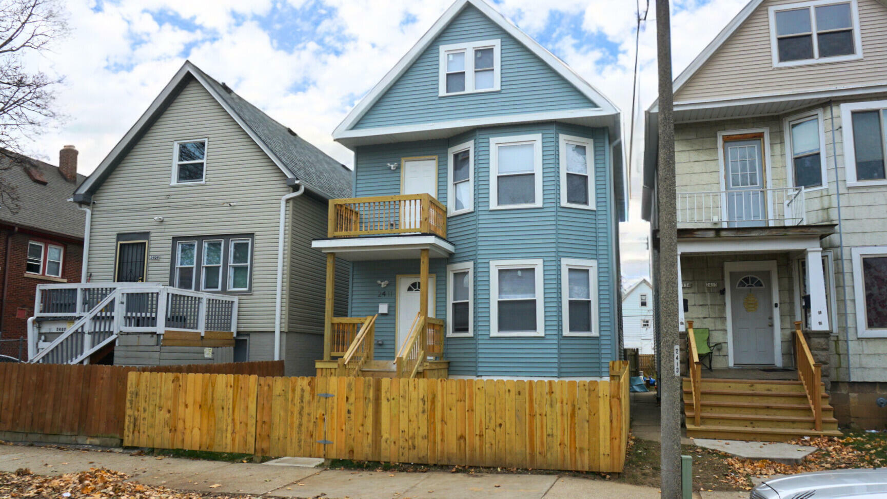 Property Photo:  2411 W Maple St  WI 53204 