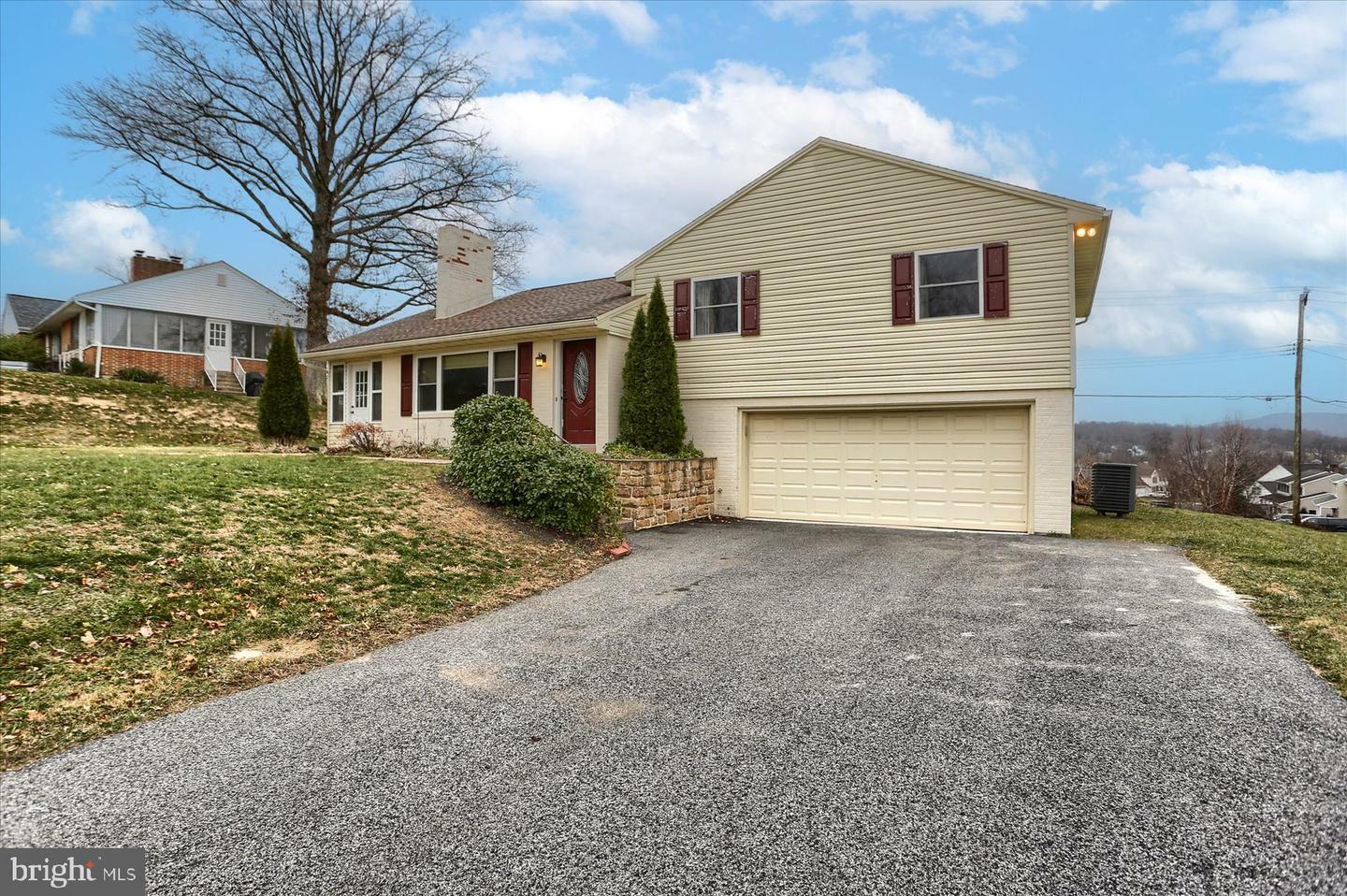 Property Photo:  606 Harrisburg Pike  PA 17019 