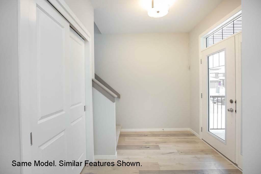 Property Photo:  458 Desrosiers Drive  MB R2C 5V3 