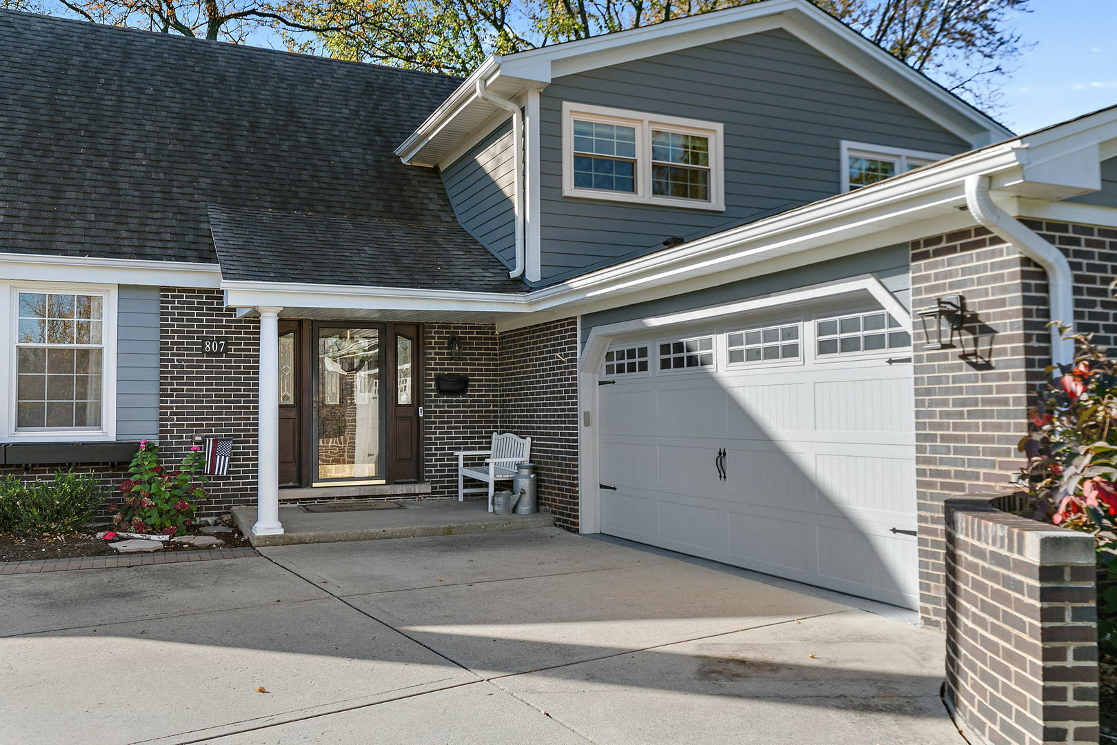 Property Photo:  807 E Waverly Drive  IL 60004 