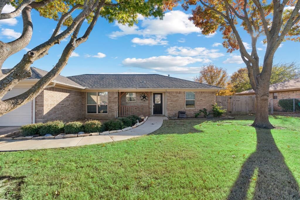 Property Photo: 7 Rogers Circle TX 76249