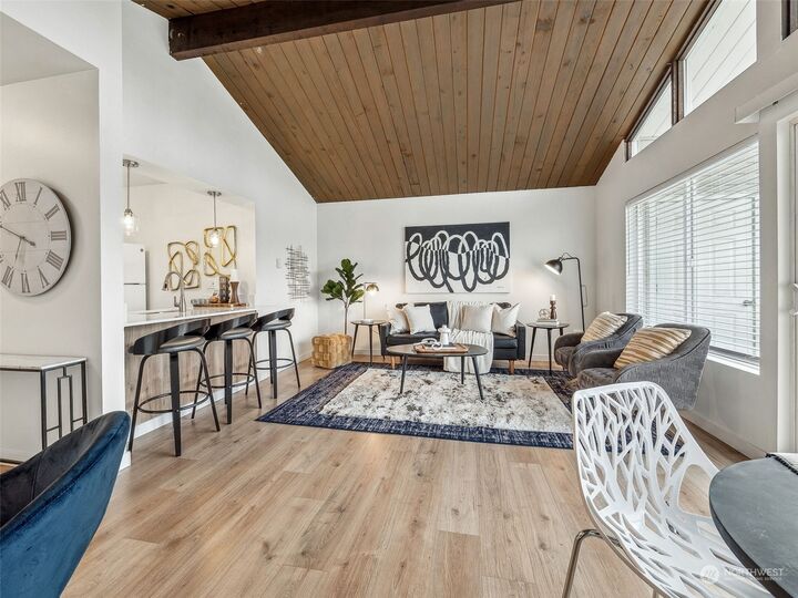 Property Photo:  6018  Lakeview Drive 201  WA 98033 