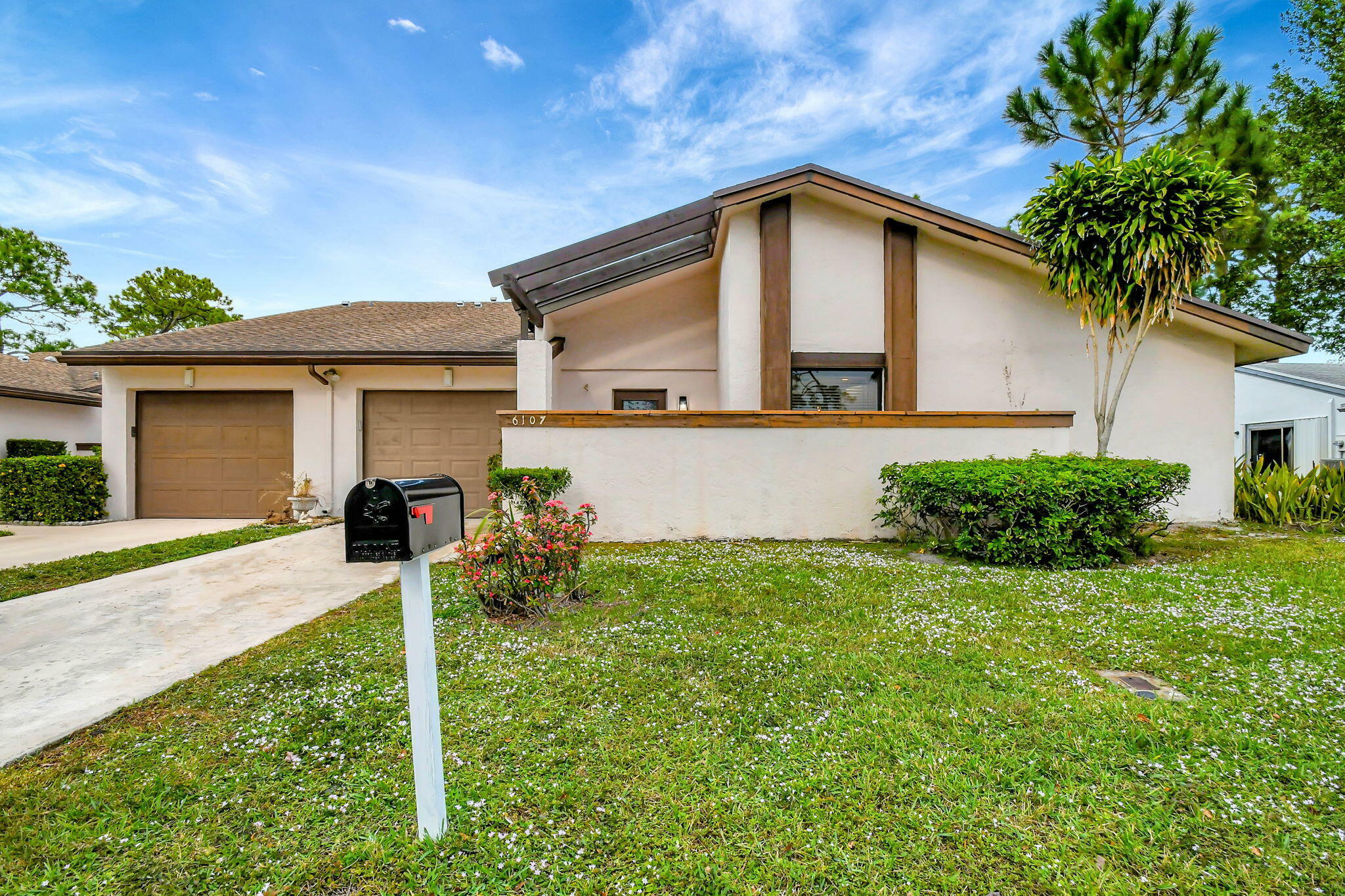 Property Photo: 6107 Elsinore Circle FL 33463