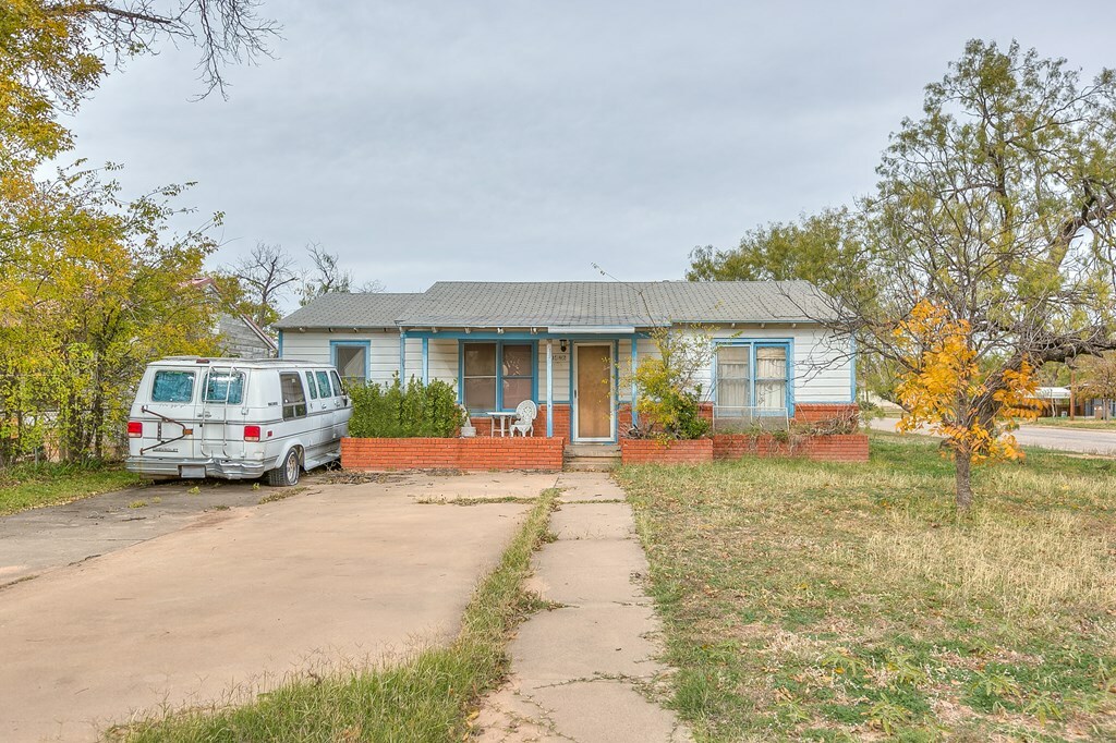 Property Photo:  1426 Coke St  TX 76903 