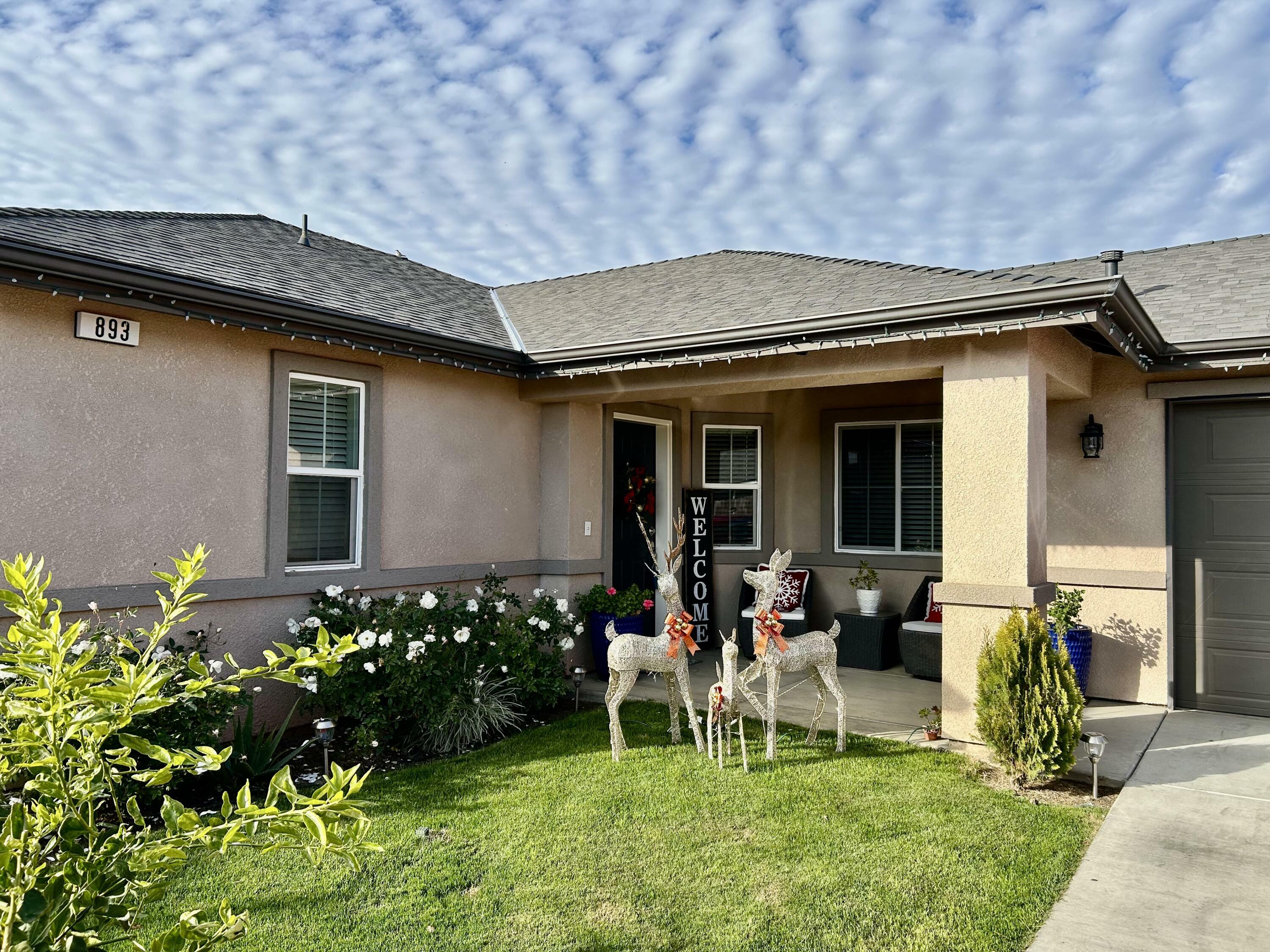 Property Photo:  893 N Elderwood Street  CA 93257 