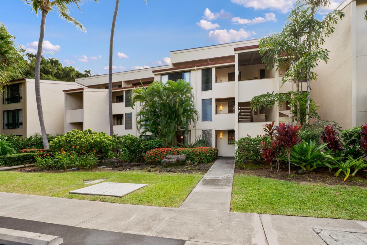 Property Photo:  78-6800 Alii Dr 8202  HI 96740 