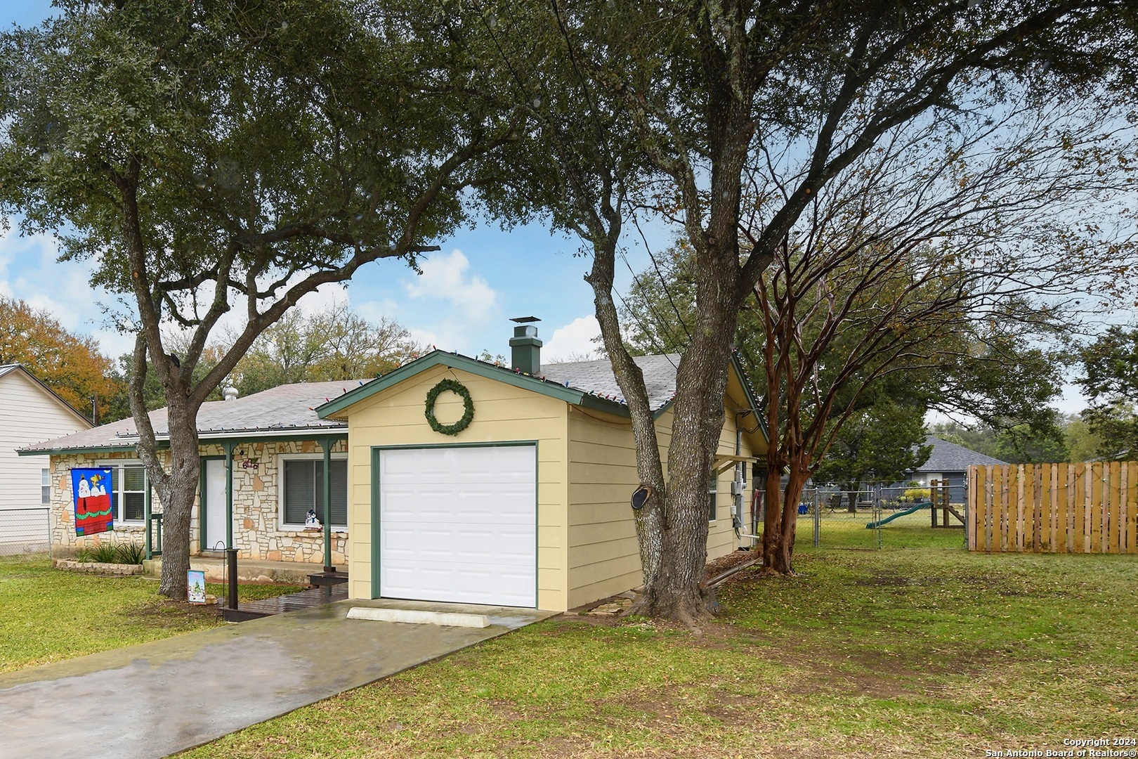 Property Photo:  418 Paradise Dr  TX 78133 