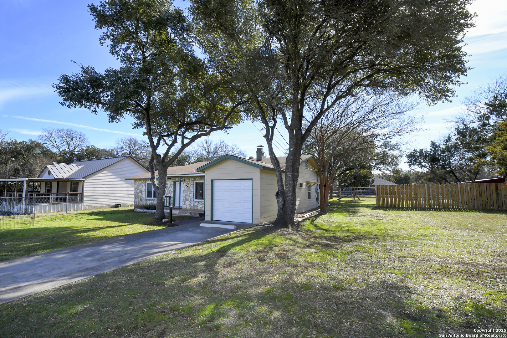 Property Photo:  418 Paradise Dr  TX 78133 