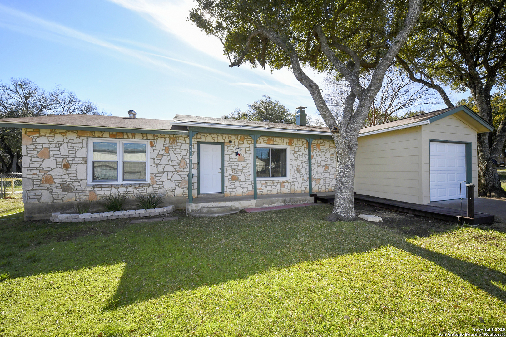 Property Photo:  418 Paradise Dr  TX 78133 