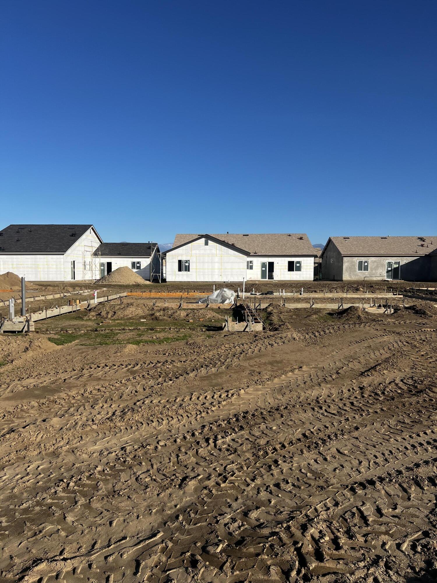 Property Photo: 1152 S Creekside Place W CA 93257
