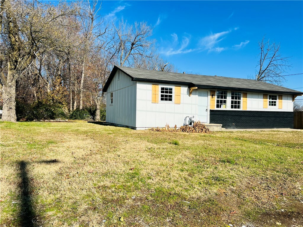 Property Photo:  102 Pierce Avenue  AR 72764 