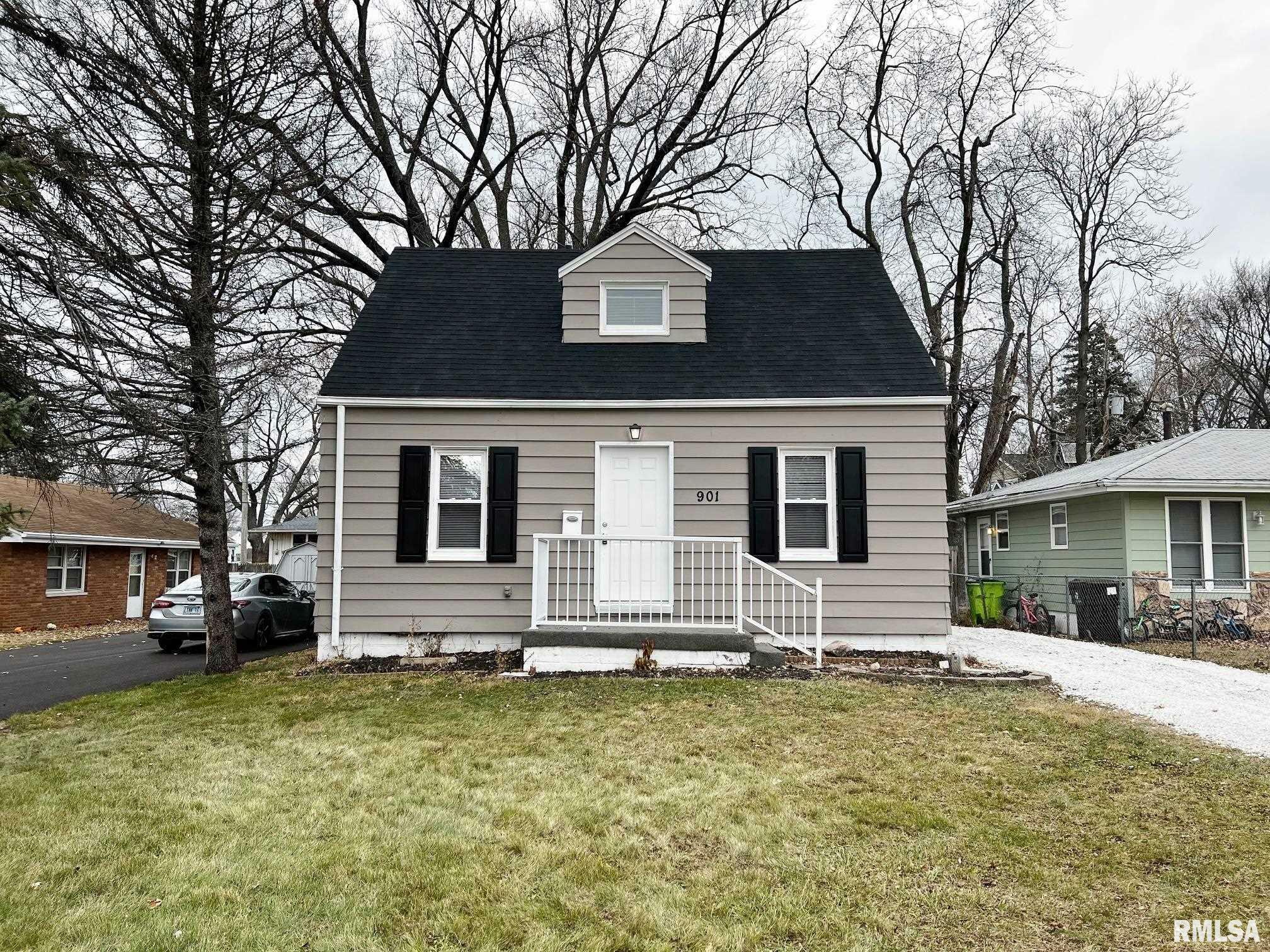 Property Photo:  901 E Tripp Avenue  IL 61603 