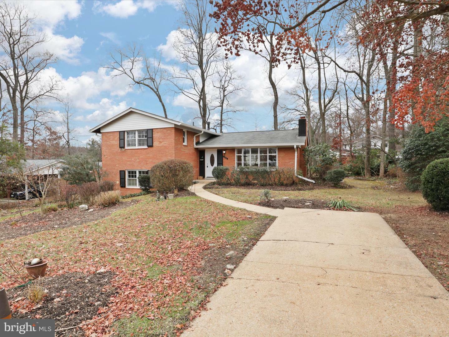 Property Photo:  6815 Maplecrest Drive  VA 22003 