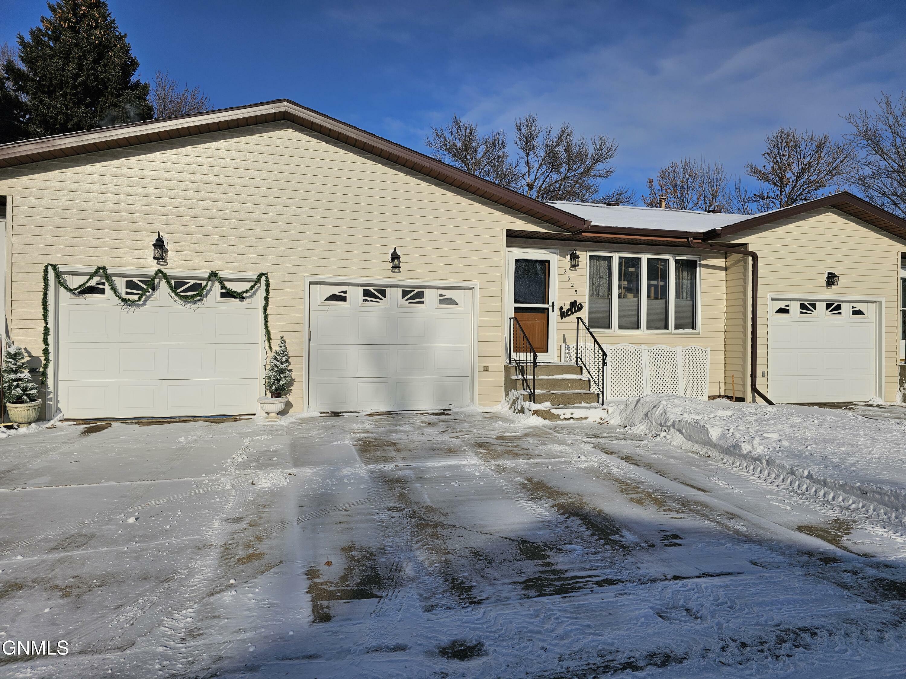 Property Photo:  2925 Manitoba Lane  ND 58503 