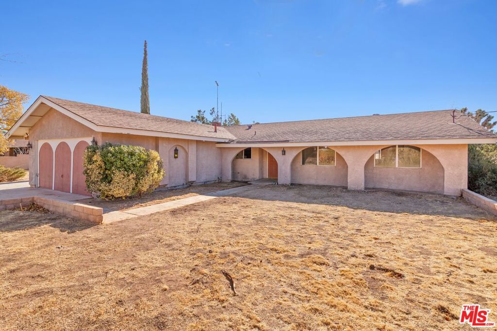 Property Photo: 1642 W Avenue L8 CA 93534
