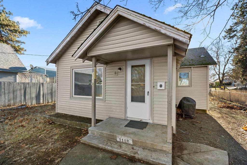 Property Photo:  1118 E Olympic Ave  WA 99207 