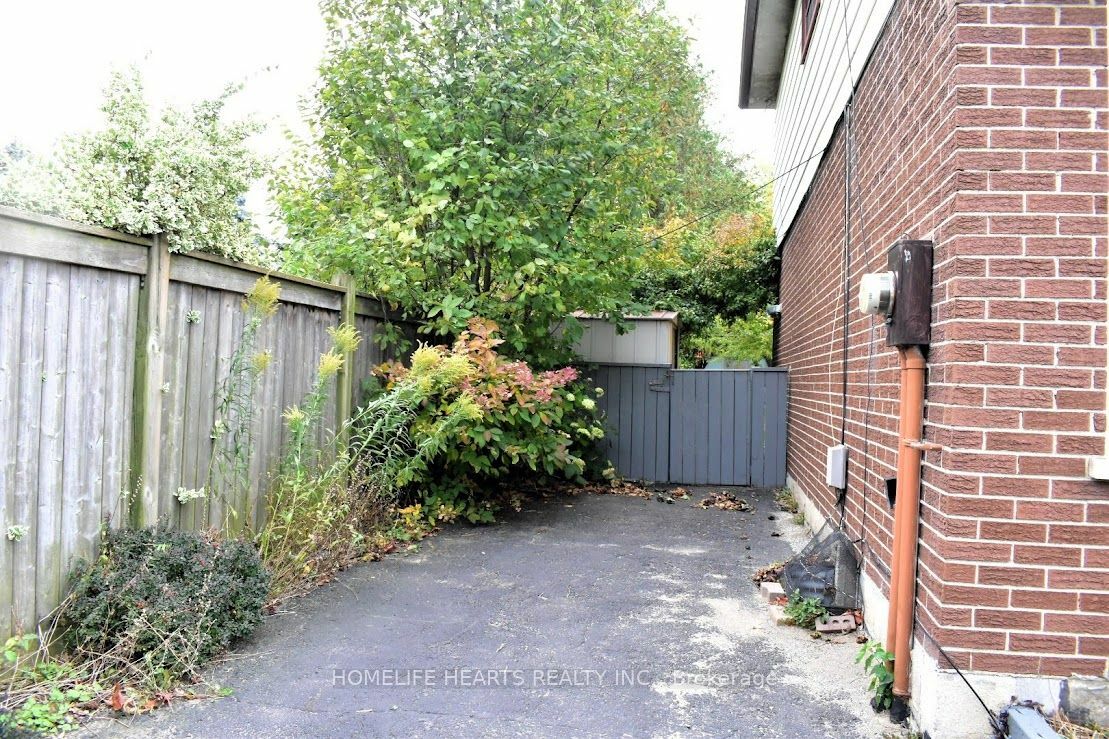 Property Photo:  910 Sylvia St  ON L1H 5M8 