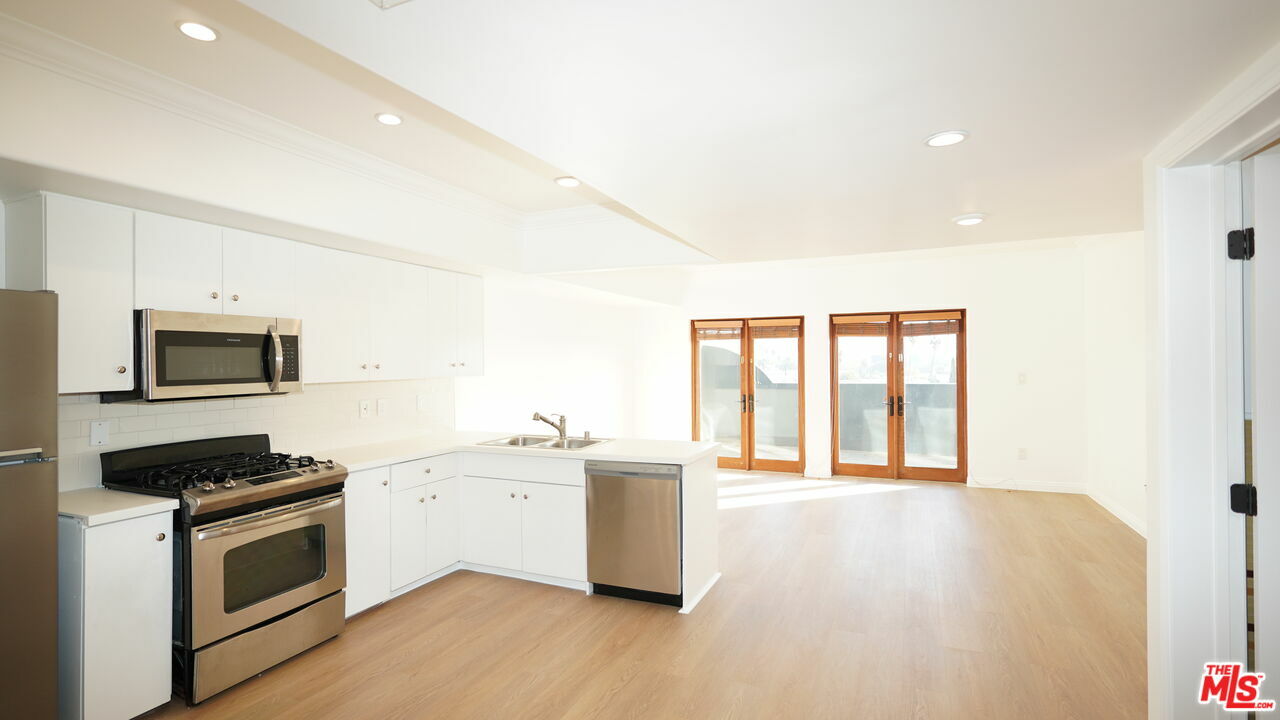 Property Photo:  930  S Robertson Blvd 603  CA 90035 