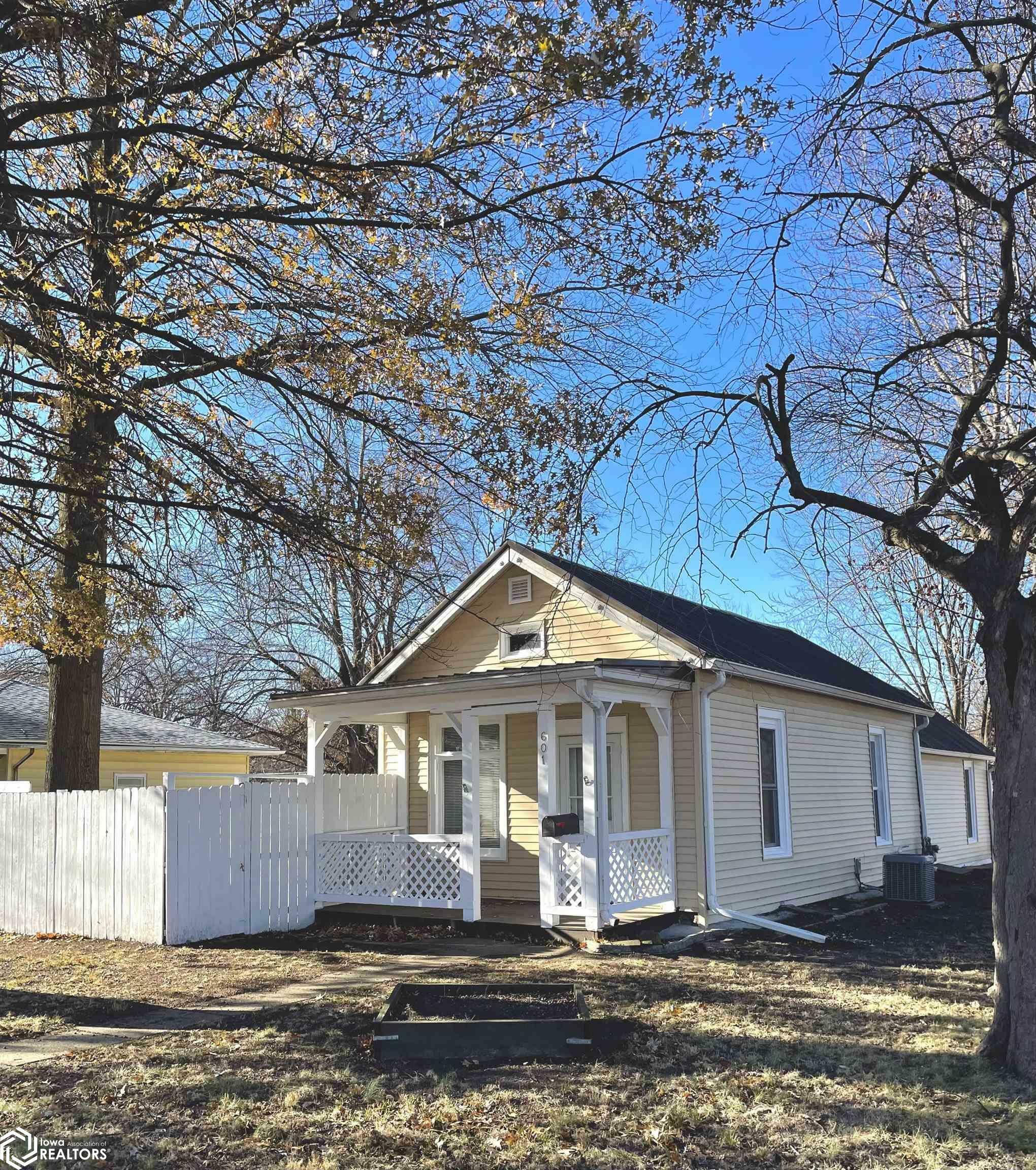 Property Photo:  601 S Plane Street  IA 52601 