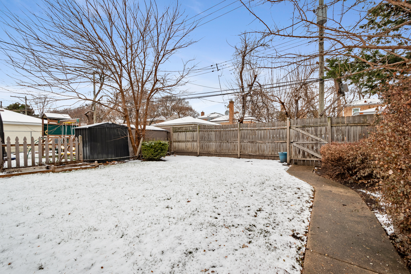 Property Photo:  3030 W Jarvis Avenue  IL 60645 