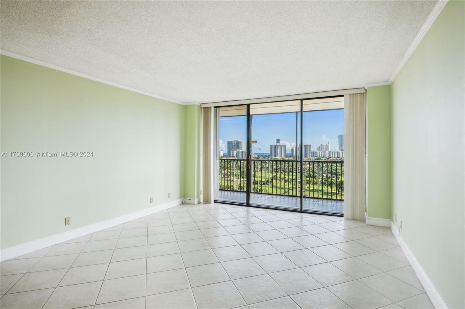 Property Photo:  20335 W Country Club Dr 1606  FL 33180 