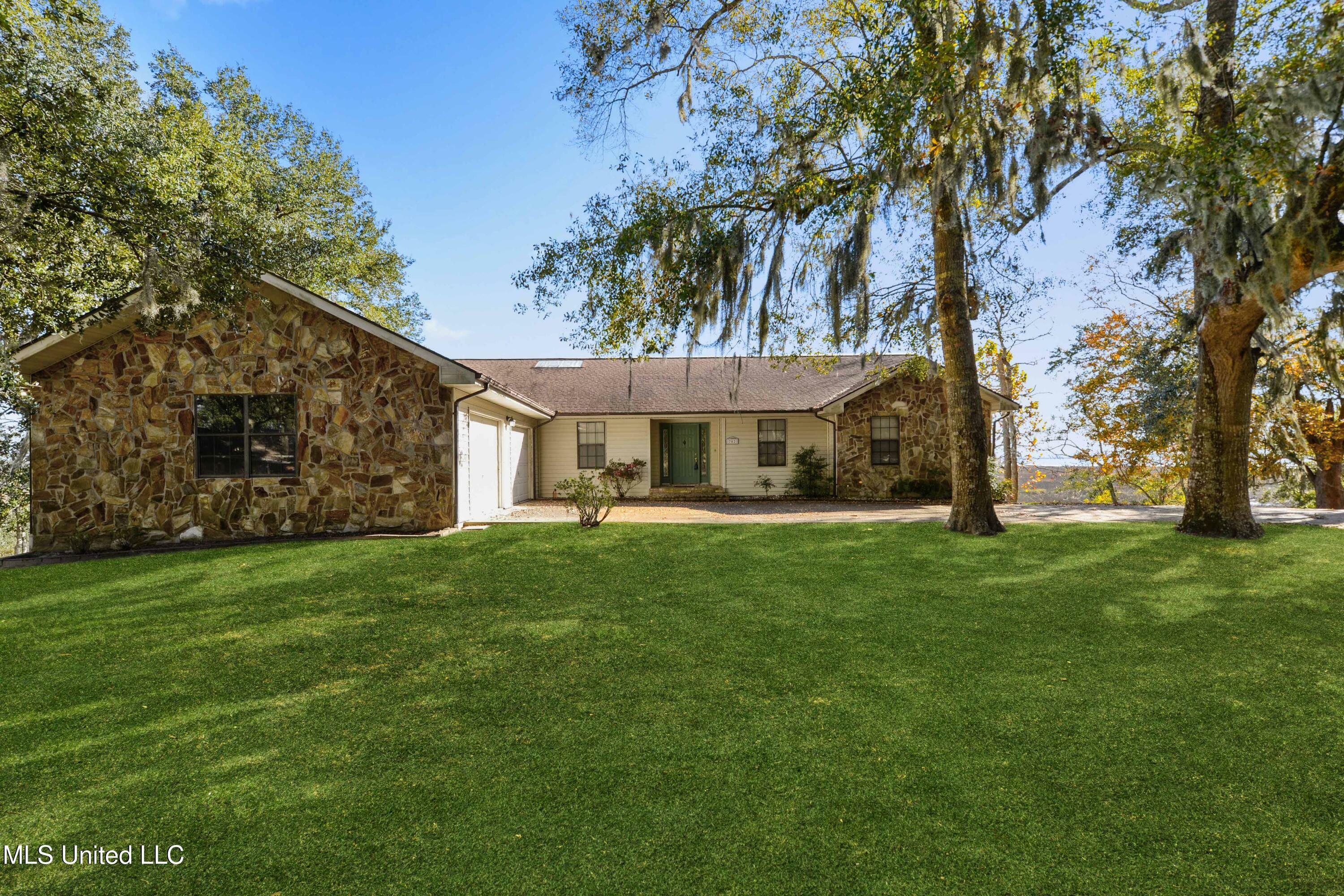 Property Photo:  702 Homestead Boulevard  MS 39553 