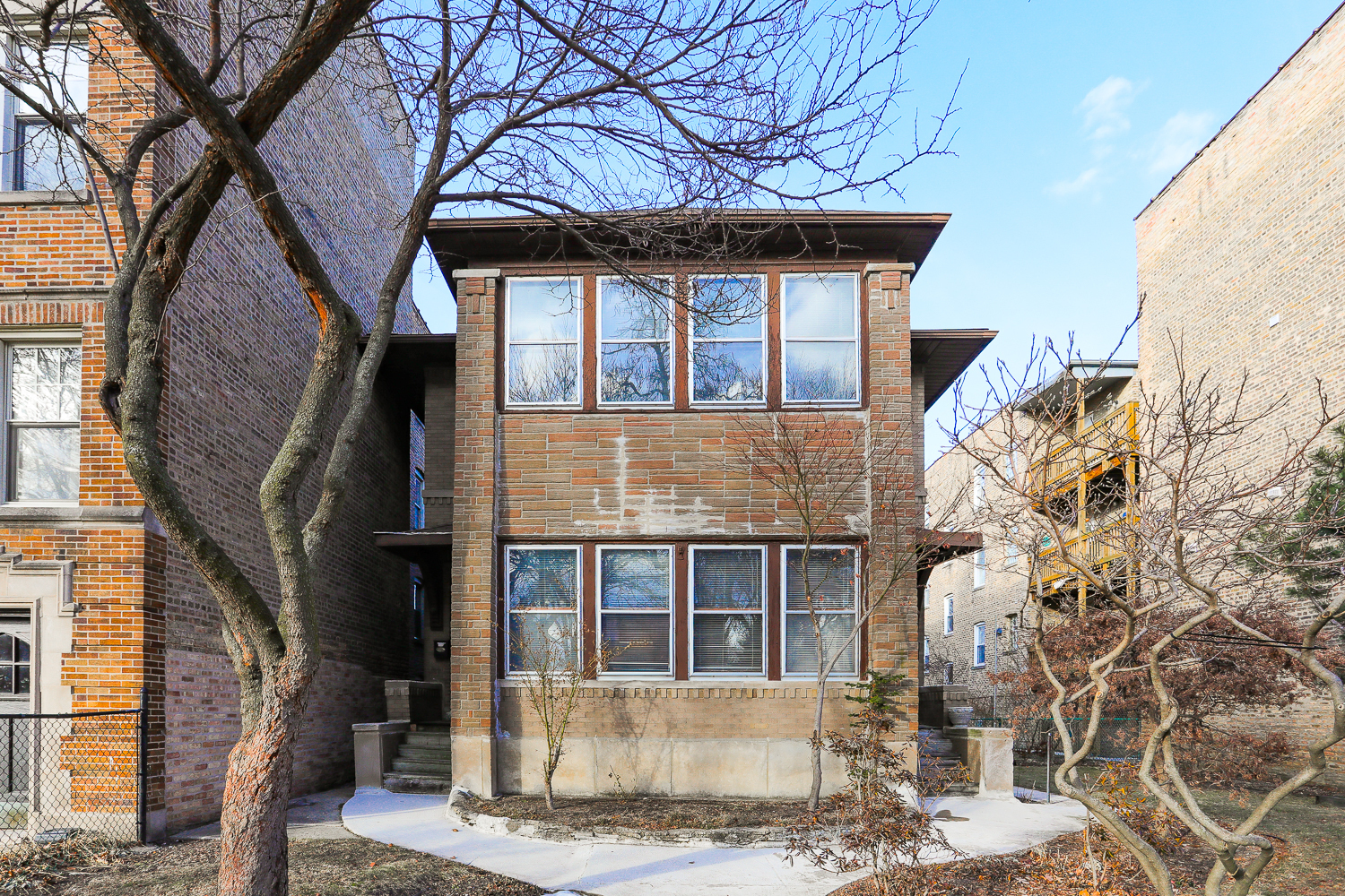 Property Photo: 2012 W Greenleaf Avenue IL 60645