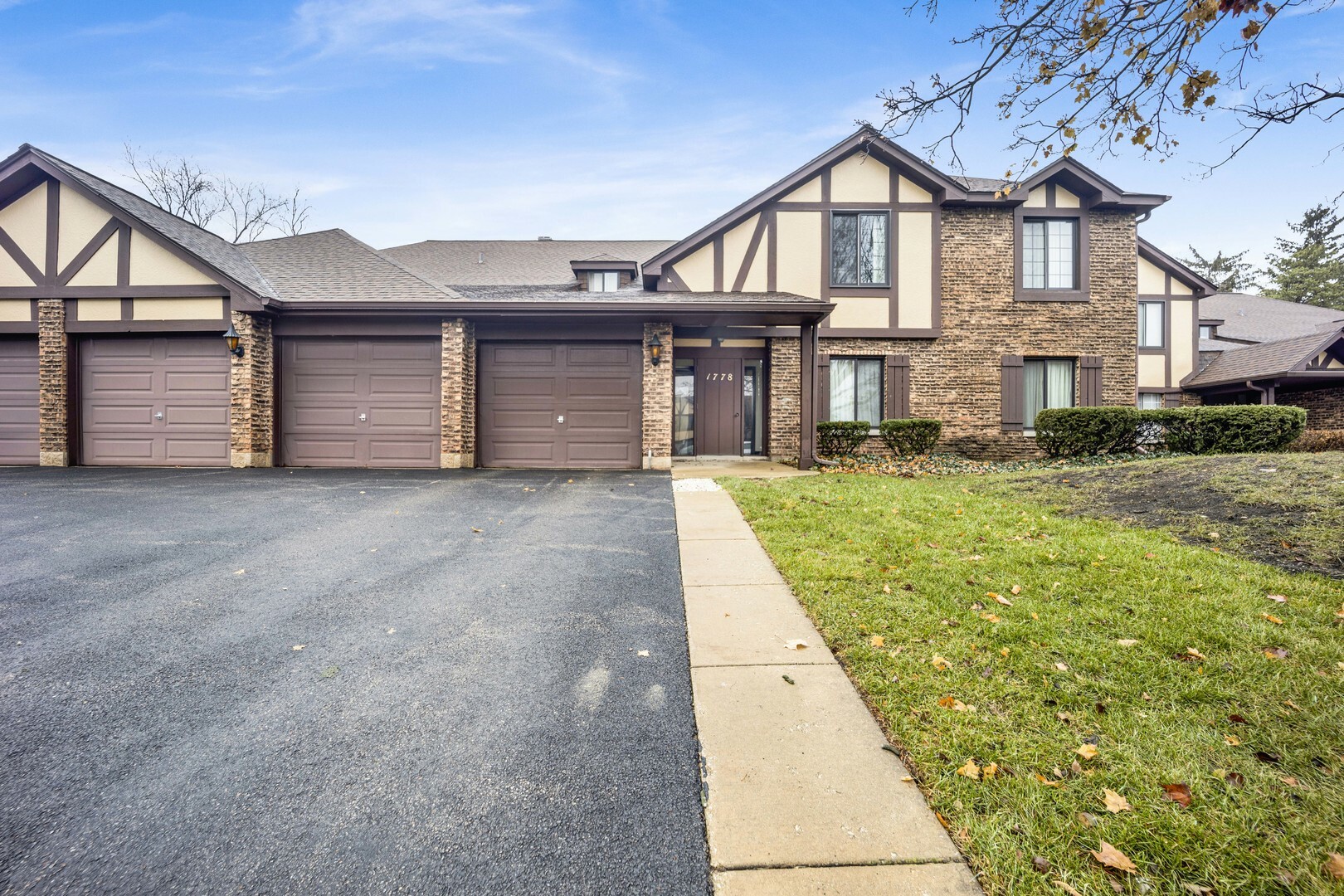 Property Photo: 1778 Gloucester Court A IL 60189