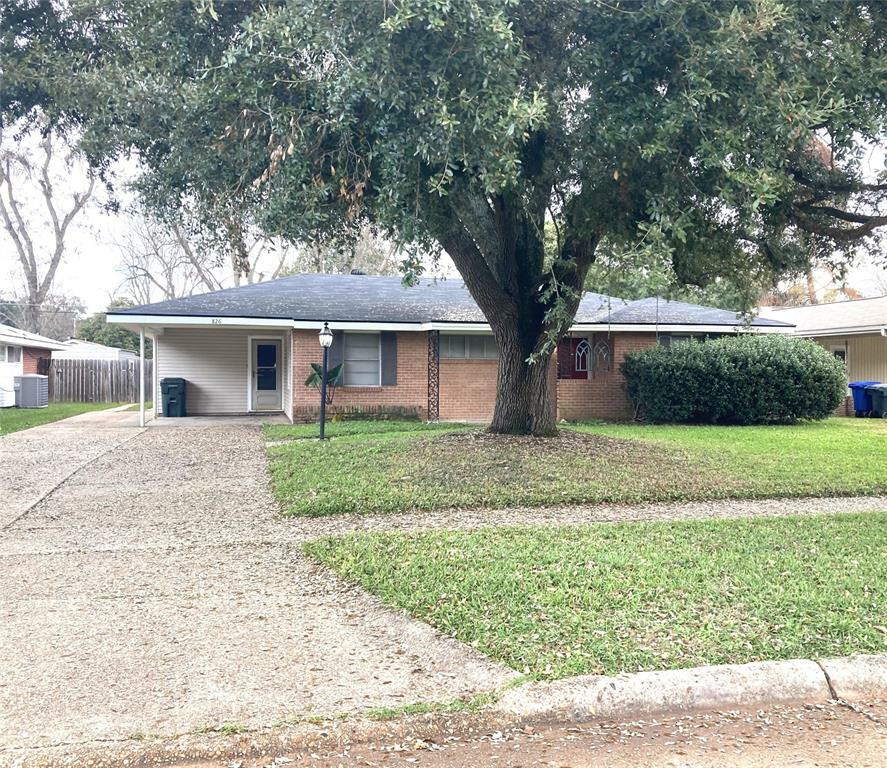 Property Photo:  826 E River Road  LA 71105 