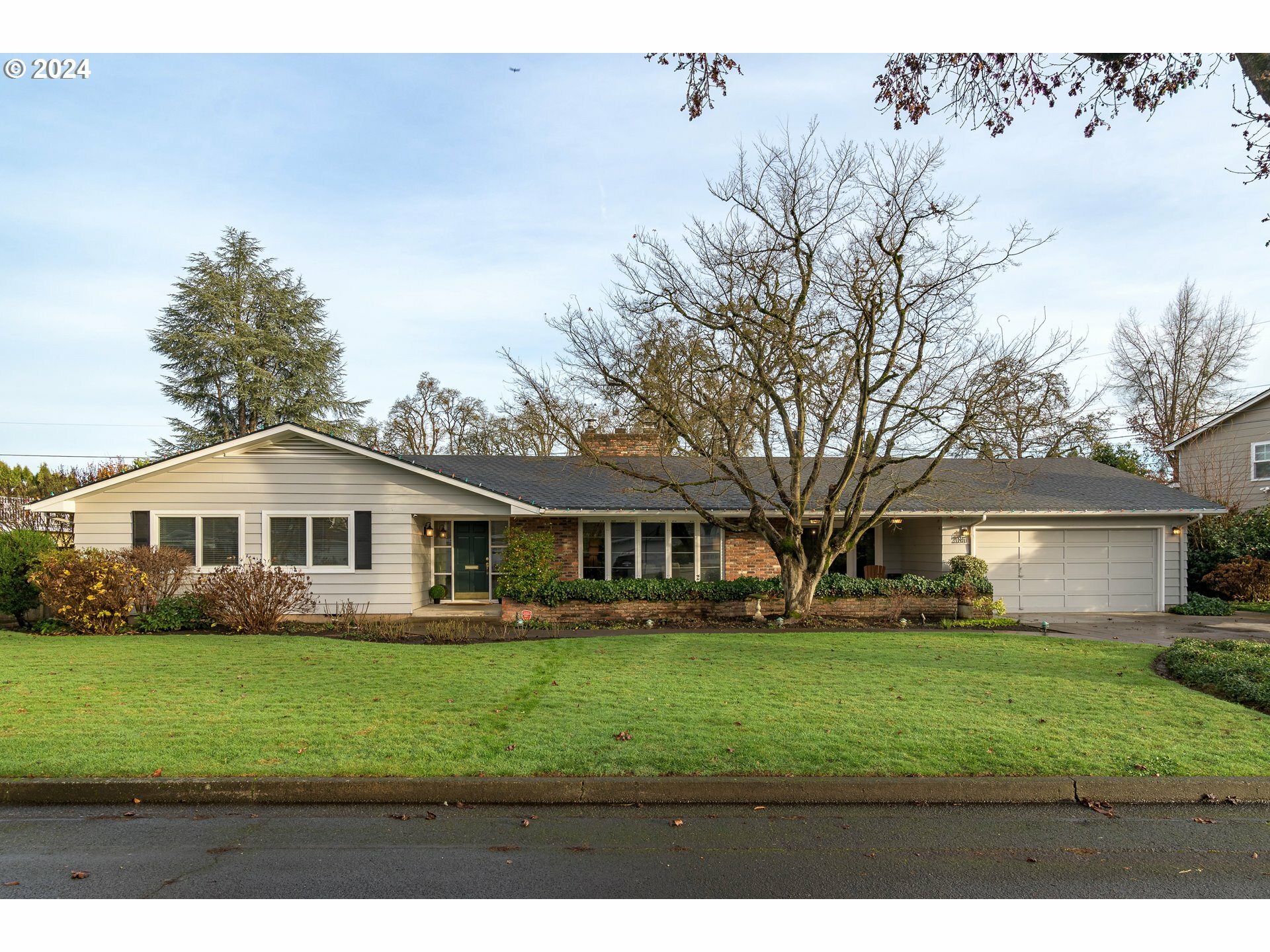 2185 Oakmont Way  Eugene OR 97401 photo