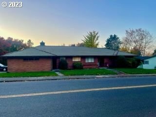 Property Photo: 5775 SE Cesar E Chavez Blvd OR 97202