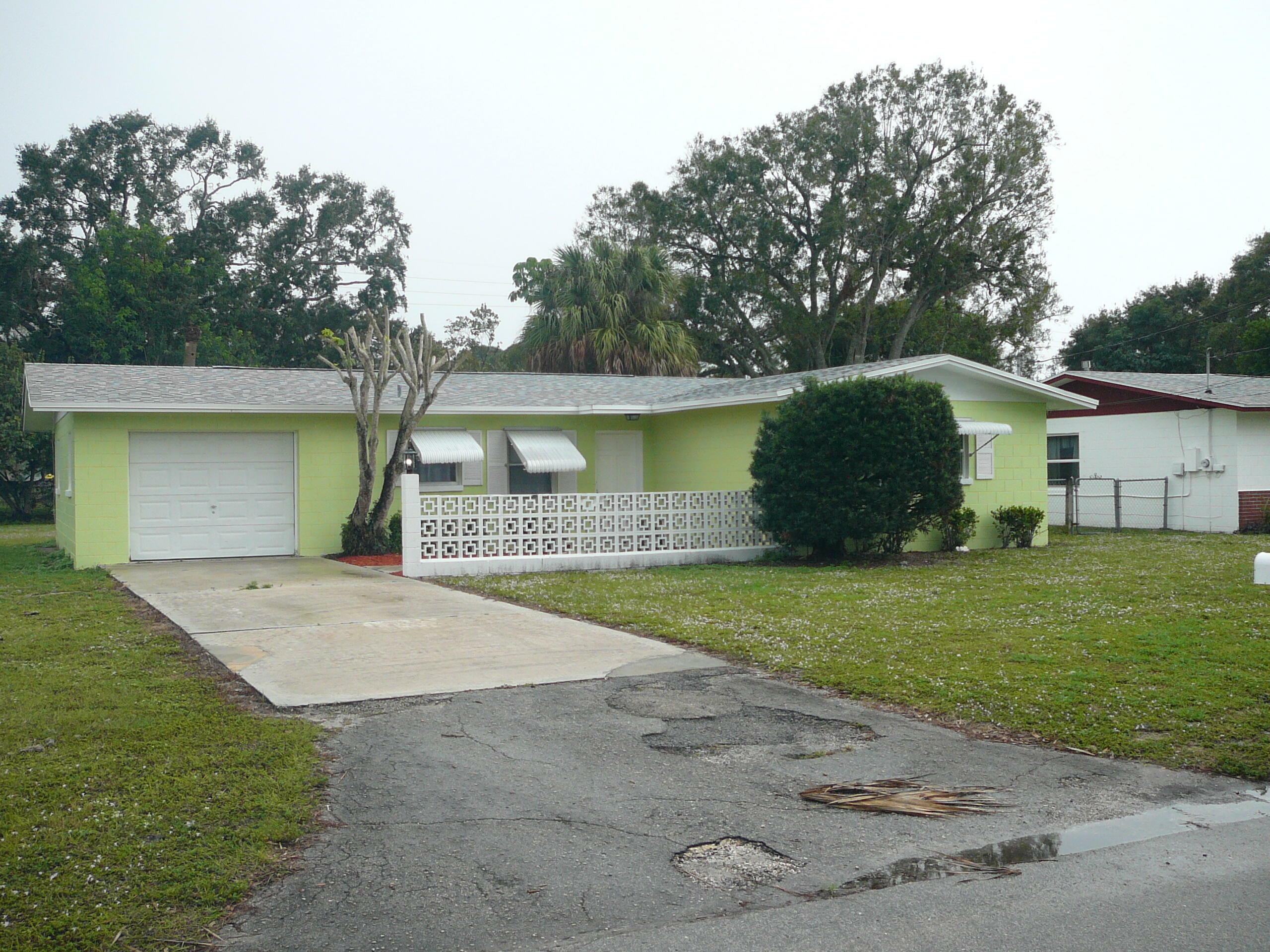 Property Photo:  302 S 30th Street  FL 34947 