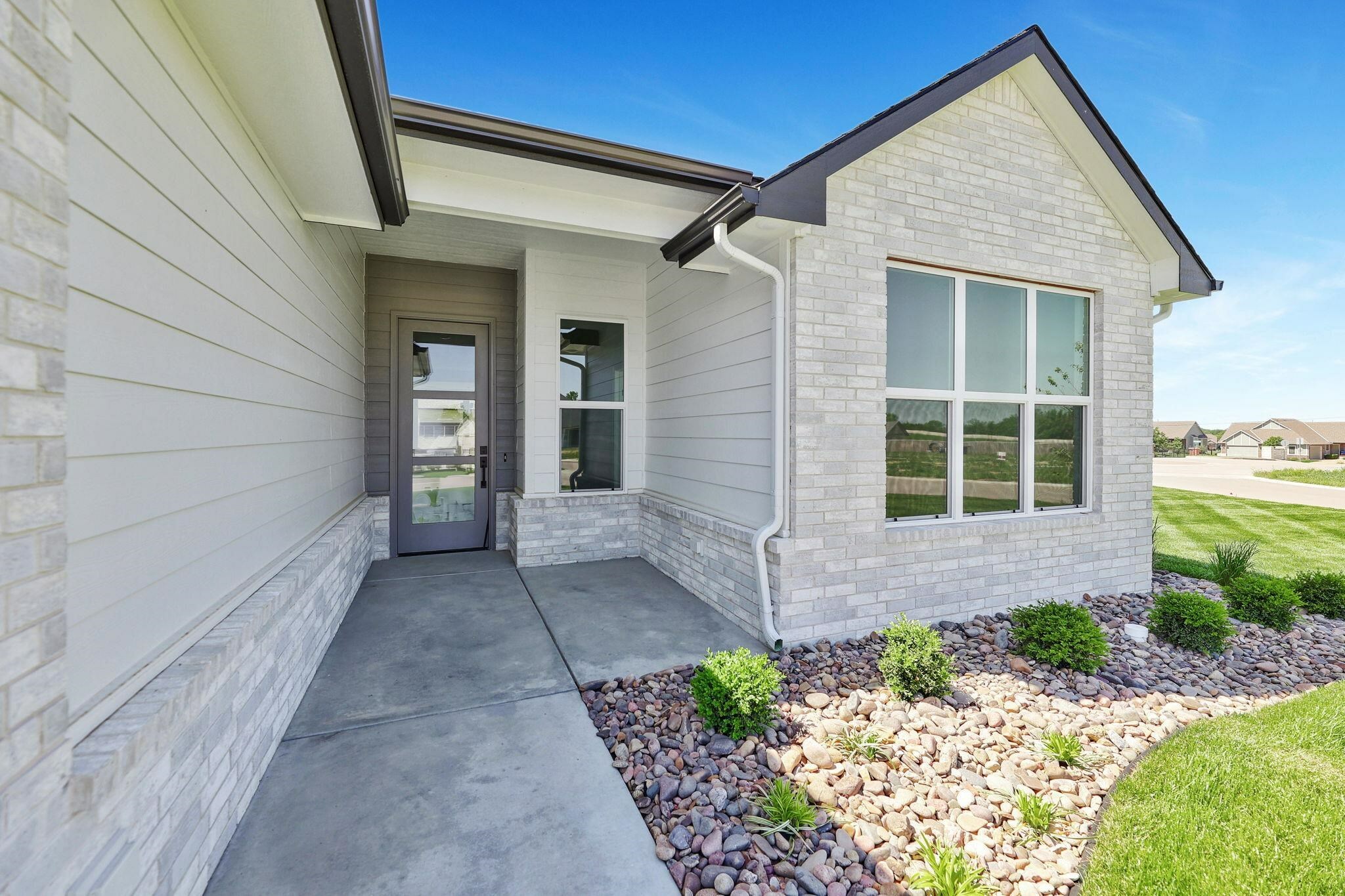 Property Photo: 826 N Speyside Cir KS 67002