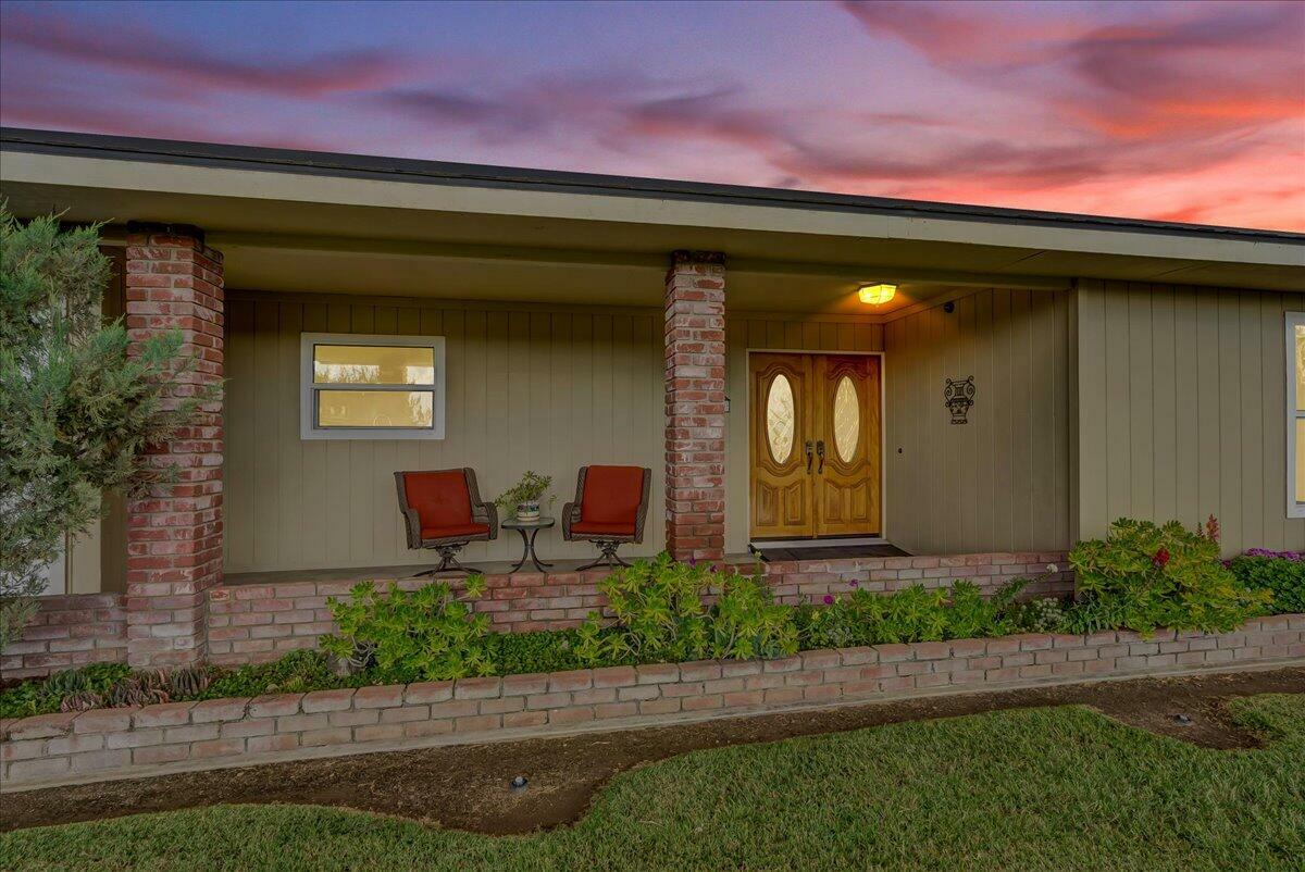 Property Photo: 23580 Avenue 182 CA 93257