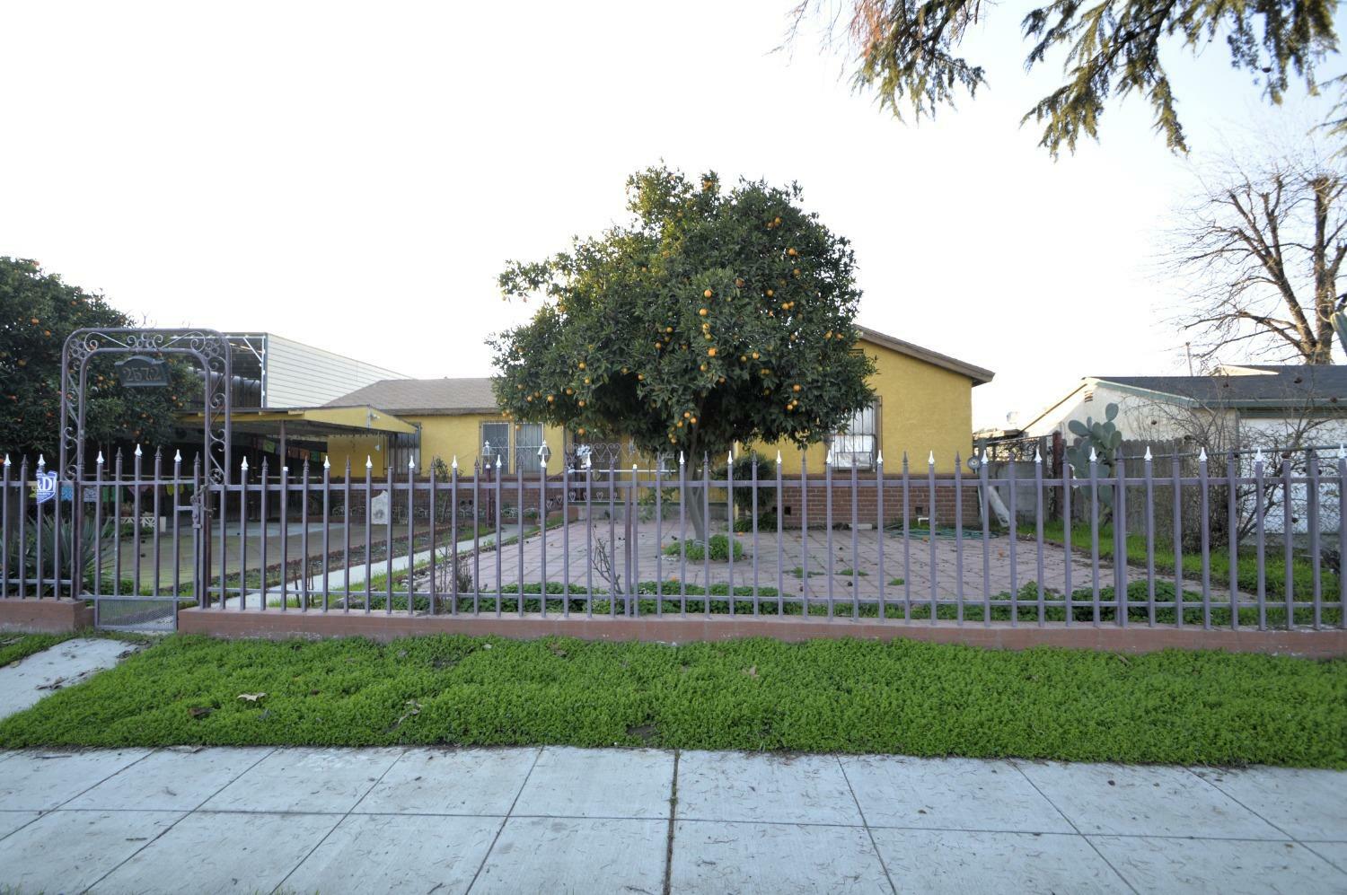 Property Photo:  2572 Barton Square W  CA 93725 