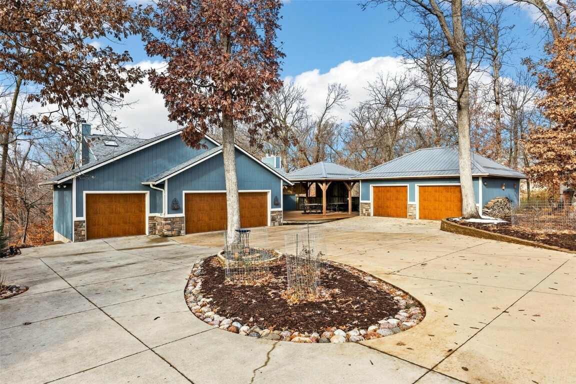 Property Photo: 2554 Indian Hill Road IA 52403