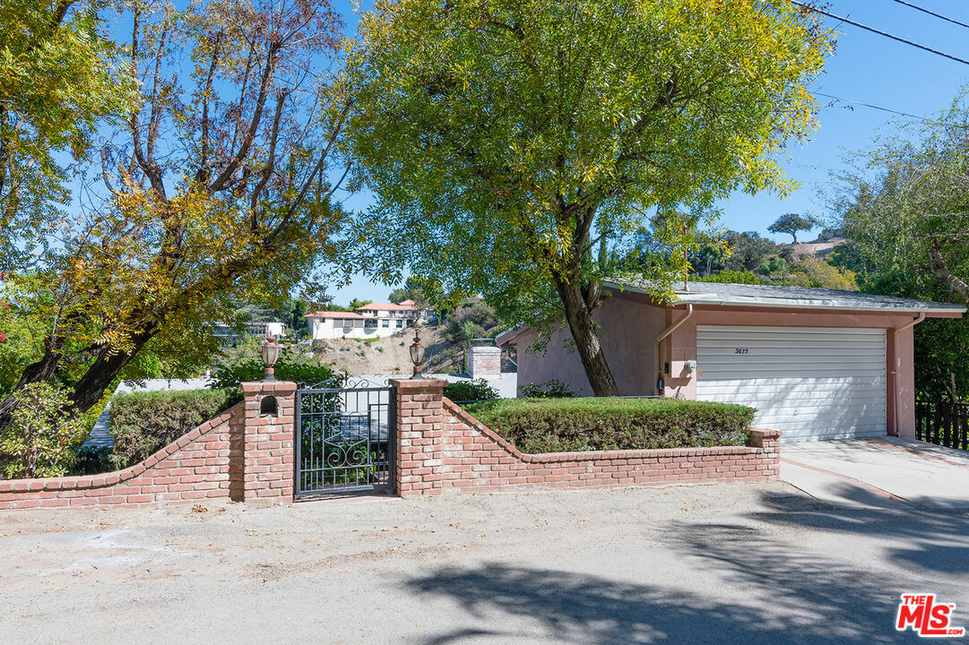 Property Photo:  3675   Dixie Canyon Ave  CA 91423 