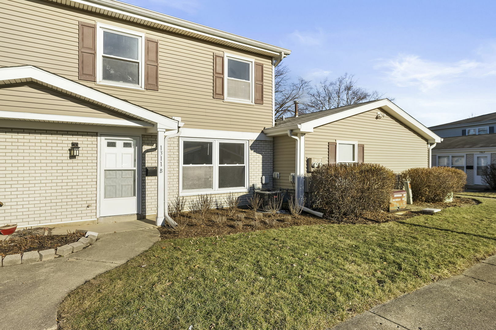 Property Photo:  1311 Kingsbury Drive B  IL 60133 