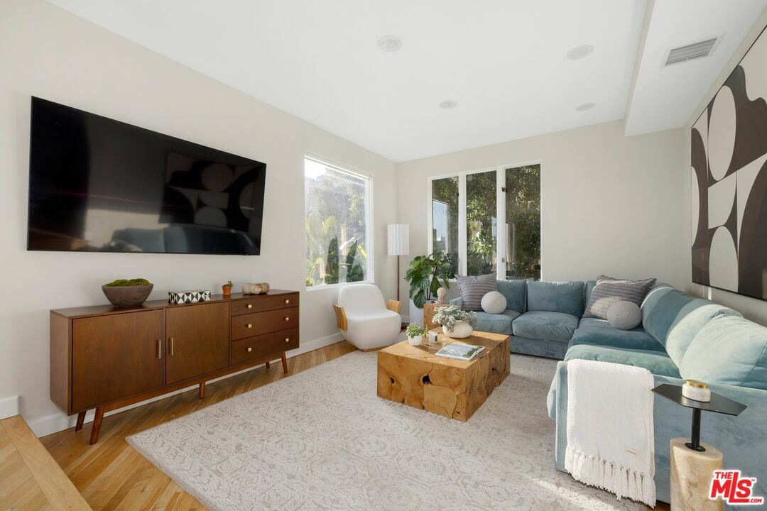 Property Photo:  1690 N Crescent Heights Blvd  CA 90069 