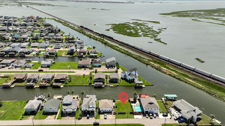 Property Photo:  420 Ling Street  TX 77563 