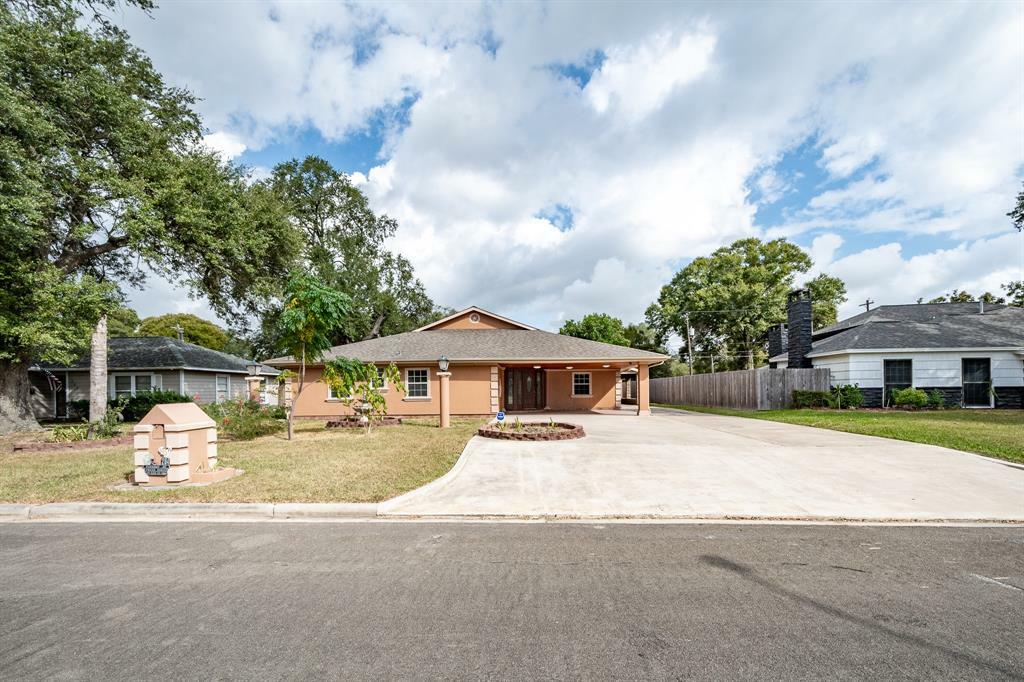 Property Photo:  204 Forrest Street  TX 77520 