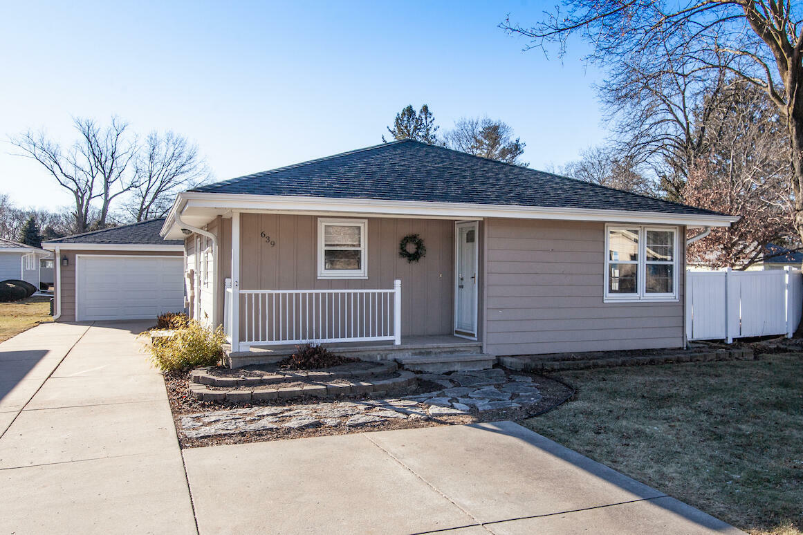 Property Photo:  639 E Roland St  WI 53066 