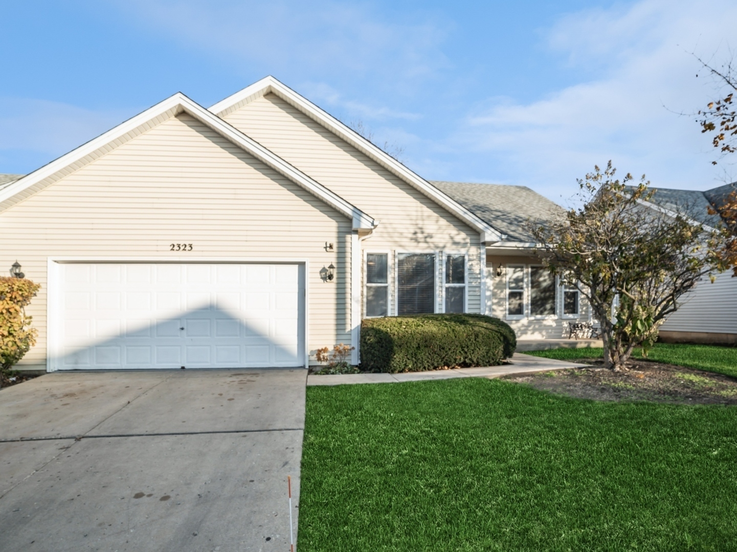 Property Photo: 2323 Bluejay Trail IL 60123