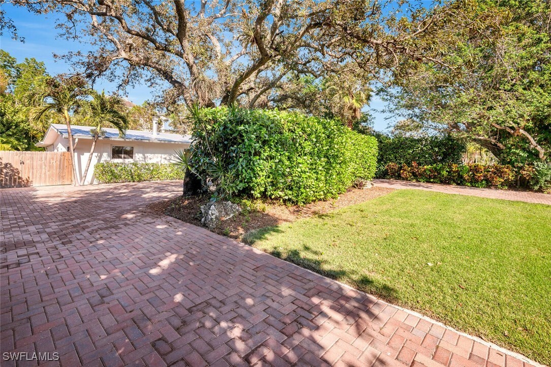 Property Photo: 1201 Milano Drive FL 34103