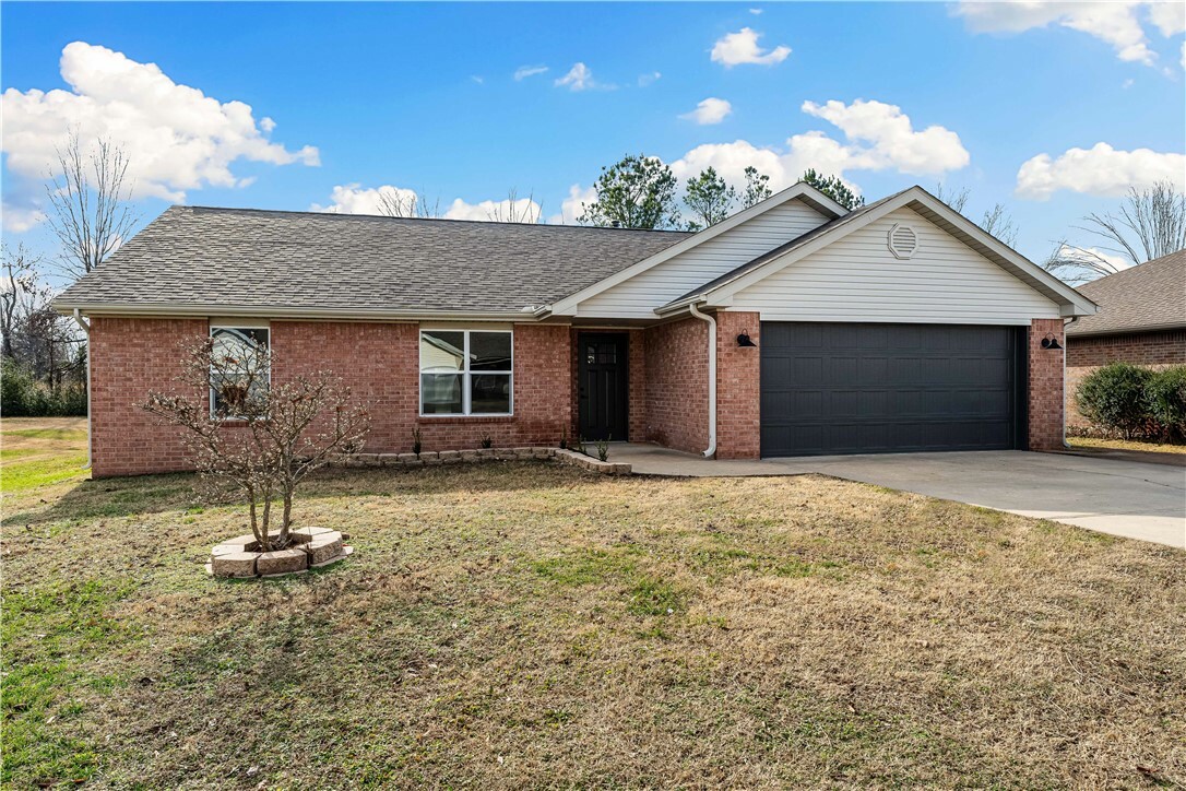 Property Photo:  1502 W Laura Street  AR 72758 