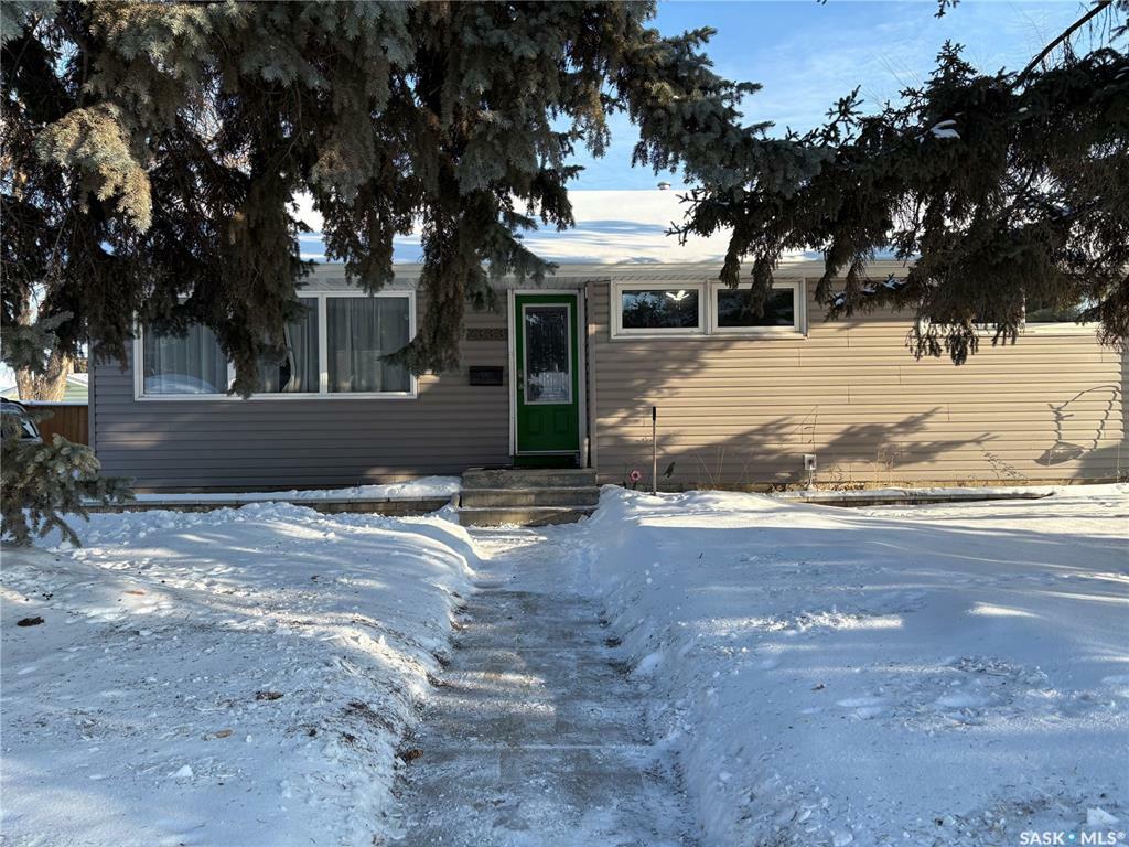 Property Photo:  2333 Clarence Avenue S  SK S7L 1L8 