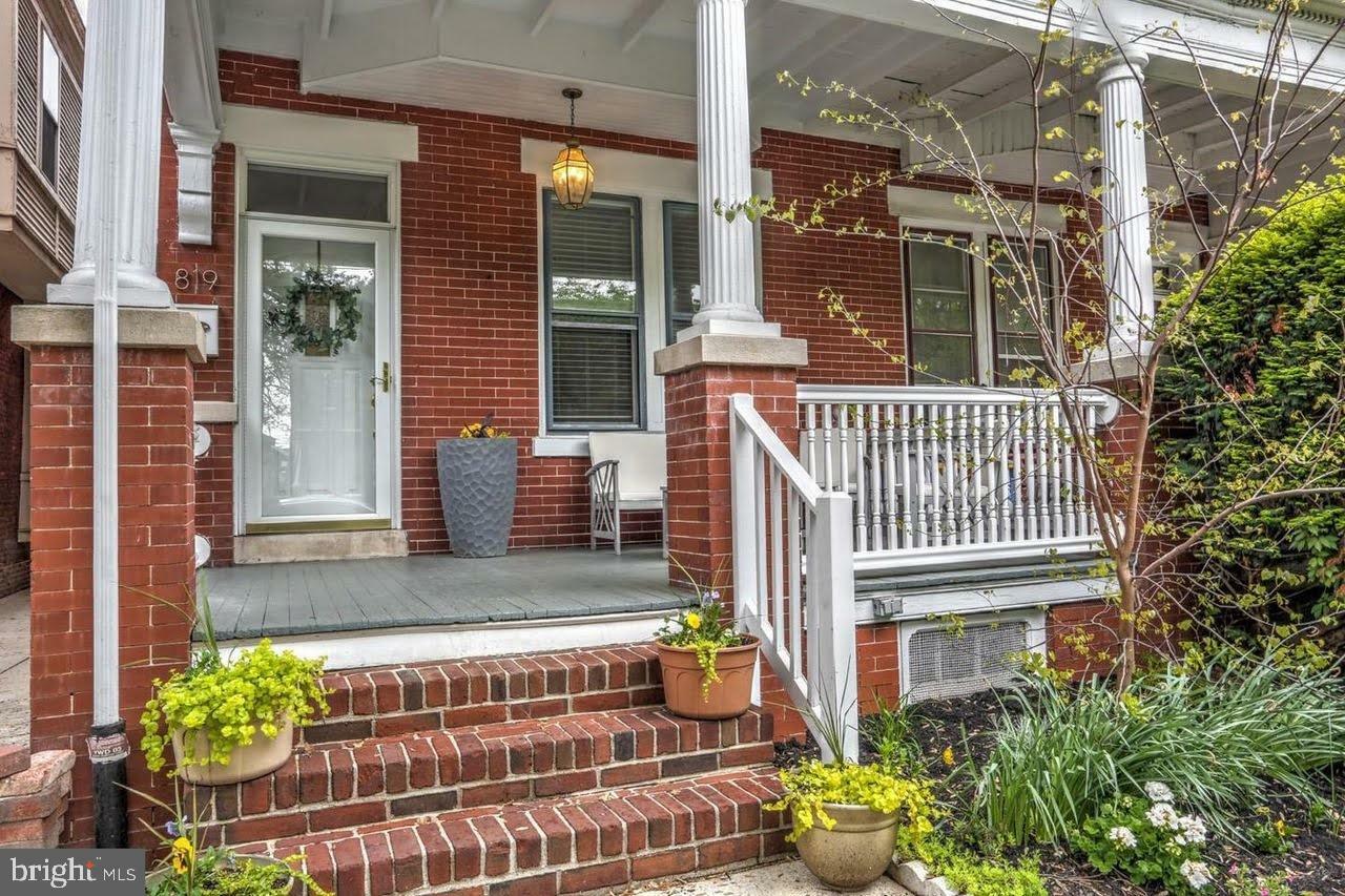 Property Photo:  819 N Duke Street  PA 17602 