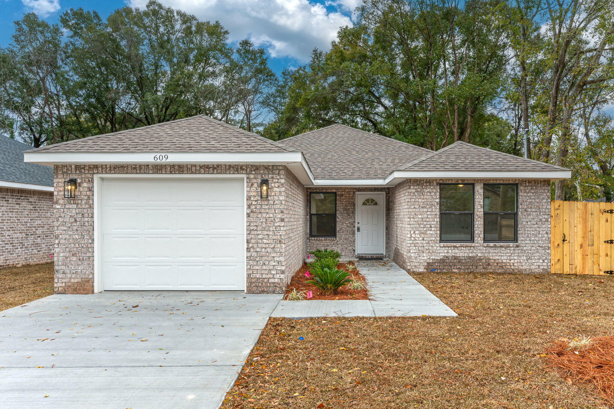 Property Photo:  609 E Chestnut Avenue  FL 32539 